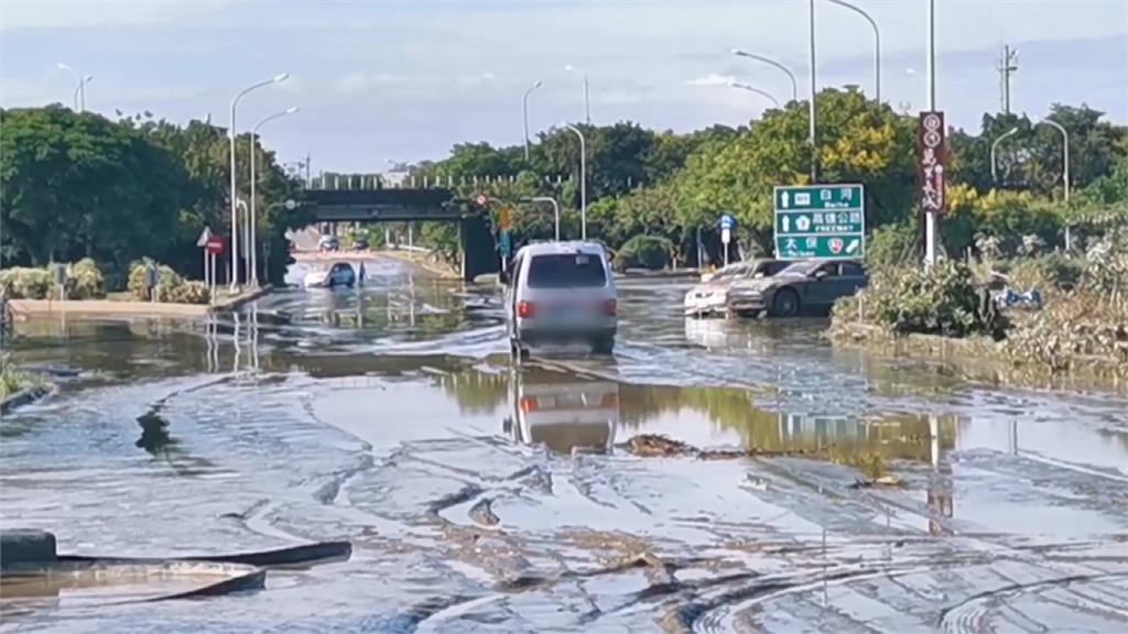 雷雨炸嘉義永欽二號橋 多車滅頂2人無生命跡象