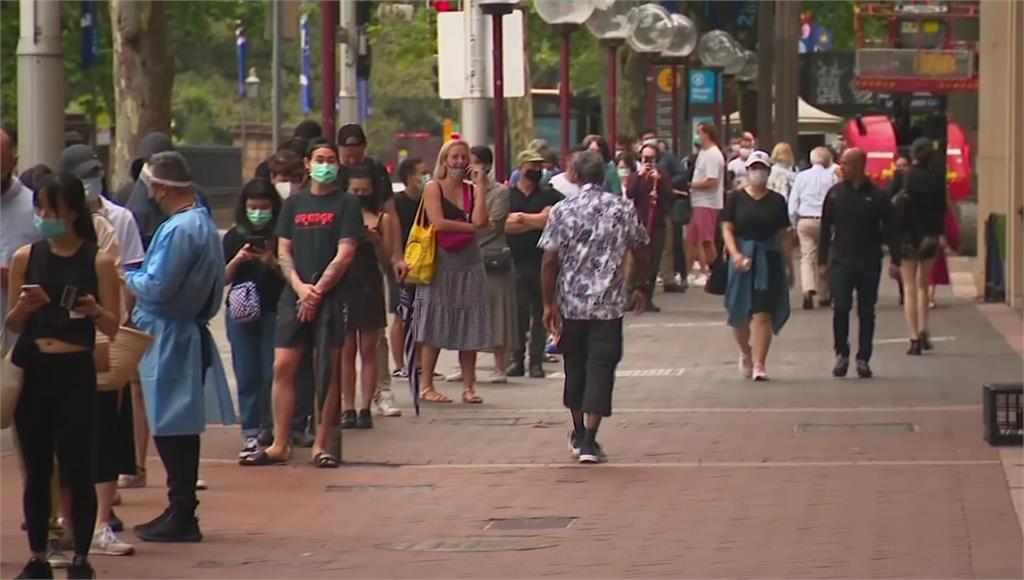 Omicron侵襲新南威爾斯，民眾搶篩檢，街道上湧現長長人龍。圖／翻攝自AP Direct