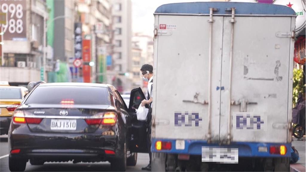 張斯綱爆料李進勇疑似派隨扈搭公務車到餐廳拿晚餐。圖／翻攝自Facebook@張斯綱
