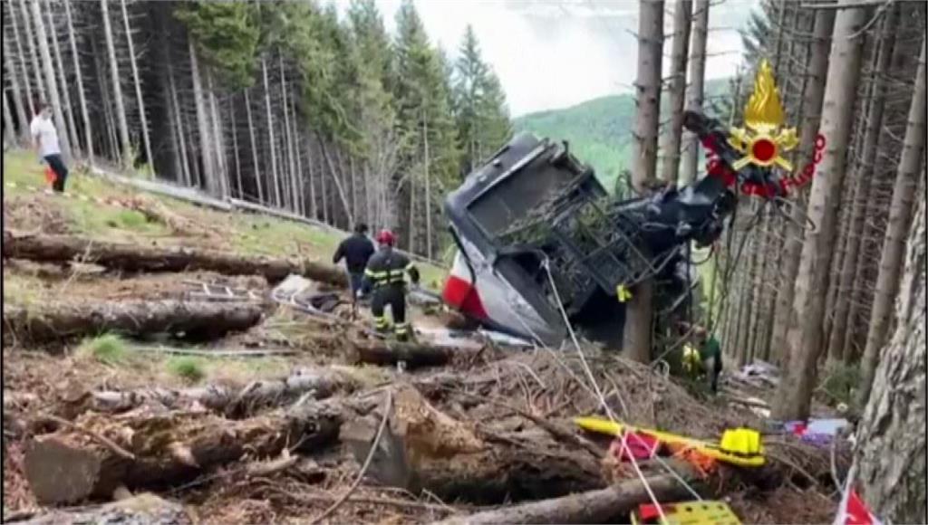 義大利登山纜車高空墜毀山谷，釀14死多人重傷。圖／翻攝自AP Direct
