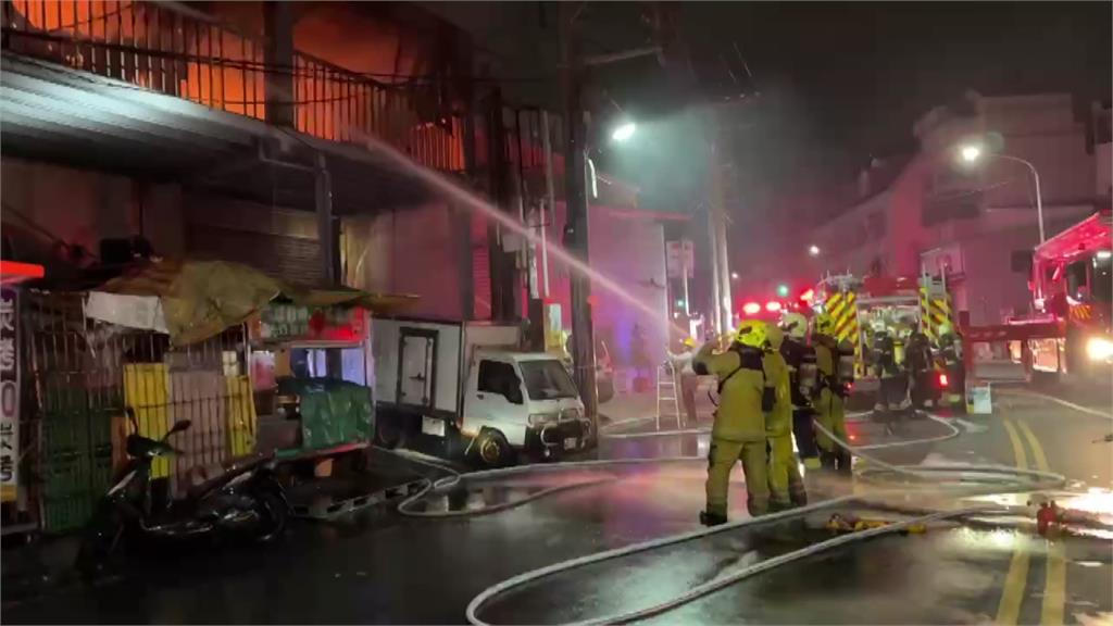 高雄茶葉工廠大火！屋主夫妻「跳樓逃生」 兩人預防性送醫