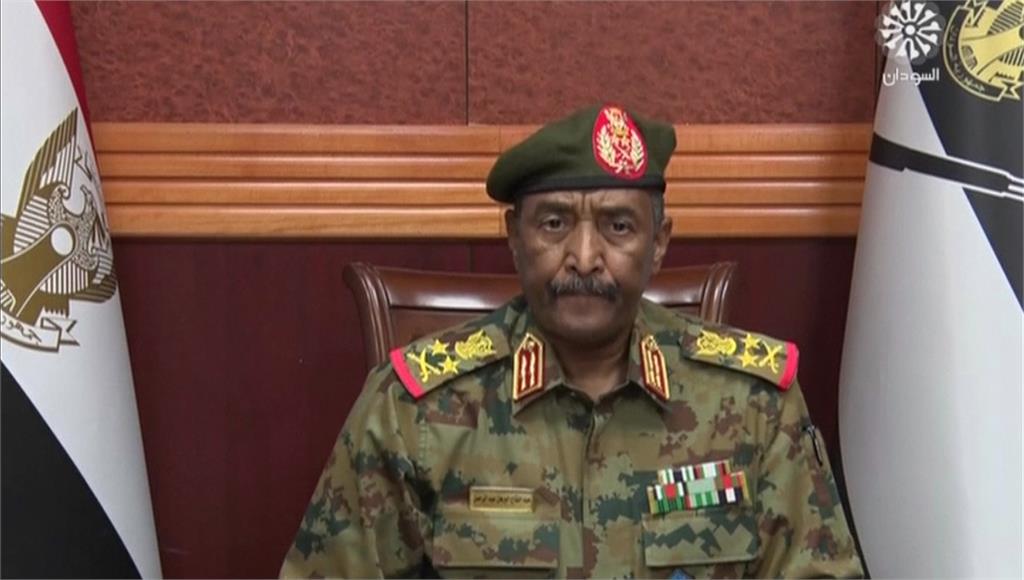 蘇丹最高軍事指揮官陸軍上將布爾漢在電視演說中宣布政變成功，軍方將接管一切。圖／翻攝自AP Direct
