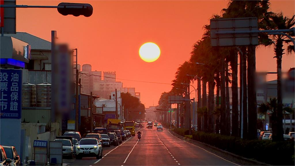 火紅夕陽從馬路中間落下，台中市經國路懸日美景對攝影迷別具吸引力。圖：台視新聞