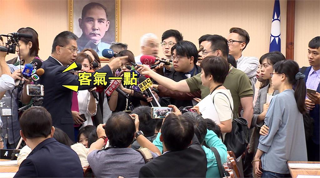內政部長徐國勇聽到記者批「睜眼說瞎話」，馬上回頭嗆「說話客氣點」。圖：台視新聞