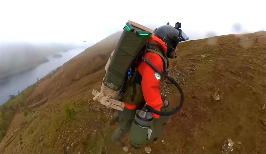 英發明家布朗寧穿上自己研發的噴射裝，攀登赫爾維林峰。圖／翻攝自YouTube@Gravity Industries
