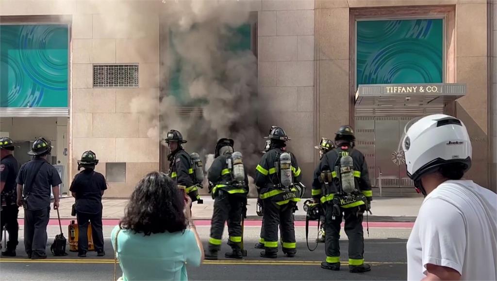 紐約第五大道的Tiffany珠寶旗艦店驚傳火警。圖／CNN、路透社