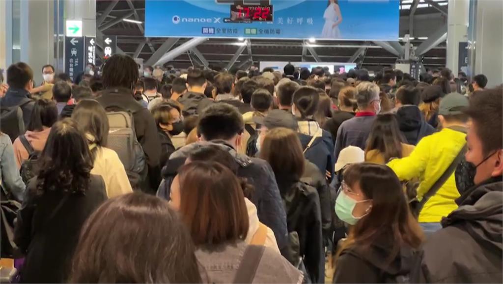 高鐵站被大批旅客擠滿。圖／台視新聞