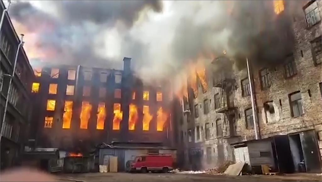 聖彼得堡一座擁有180年歷史的古蹟遭大火吞噬。圖／翻攝自AP Direct