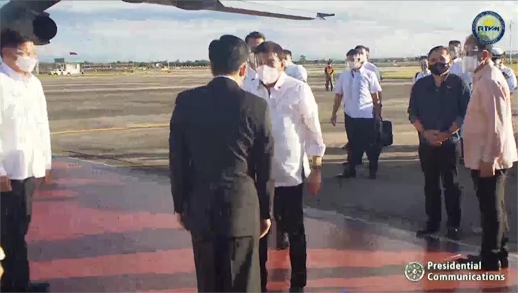菲律賓總統杜特蒂親自到機場迎接中國首批新冠疫苗到來。圖：翻攝自RTVMalacanang