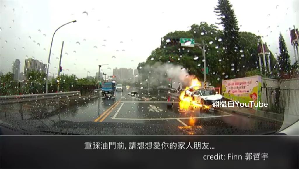 男子開超跑自撞電線桿起火燃燒。圖／台視新聞