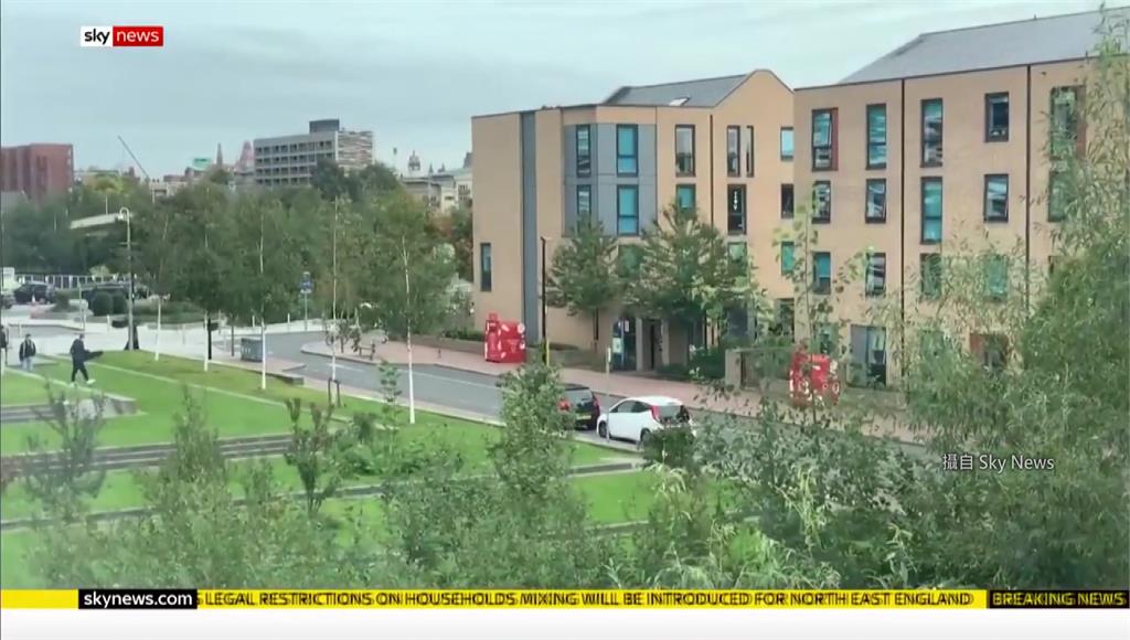 英國新冠疫情再爆發，學校也成為病毒溫床。翻攝自Sky News
