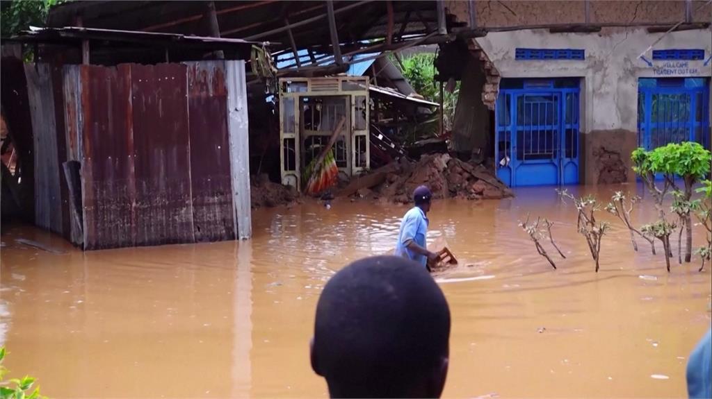 盧安達洪災，居民涉水逃難。圖／路透社、美聯社