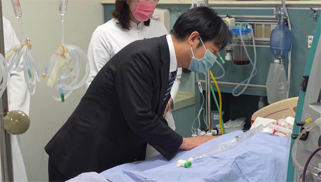 賴總統探視受傷的李姓台電員工，在病床邊加油打氣。圖／台視新聞（資料畫面）