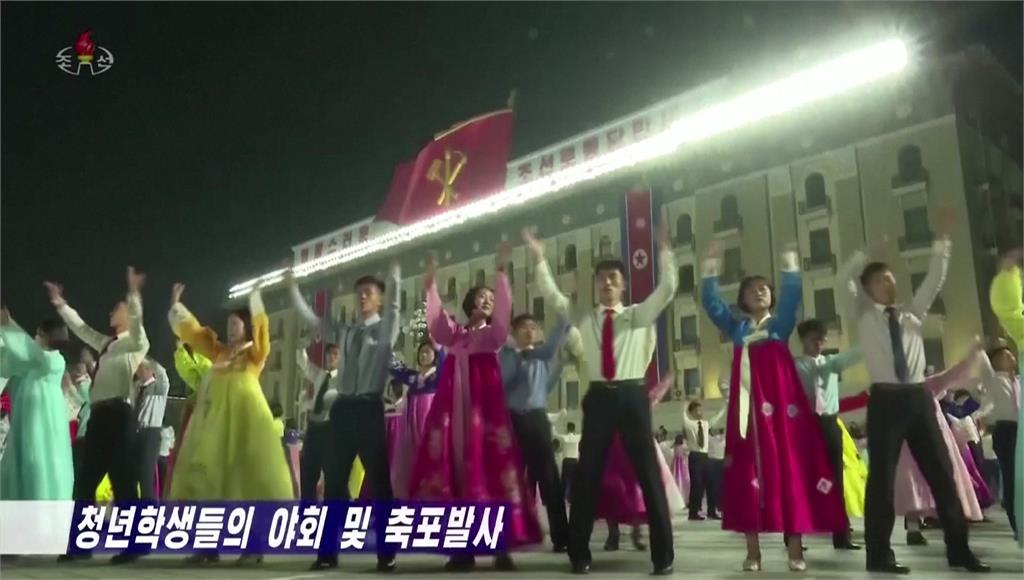 北韓平壤街頭在14日晚間舉行盛大慶祝活動。圖／網路