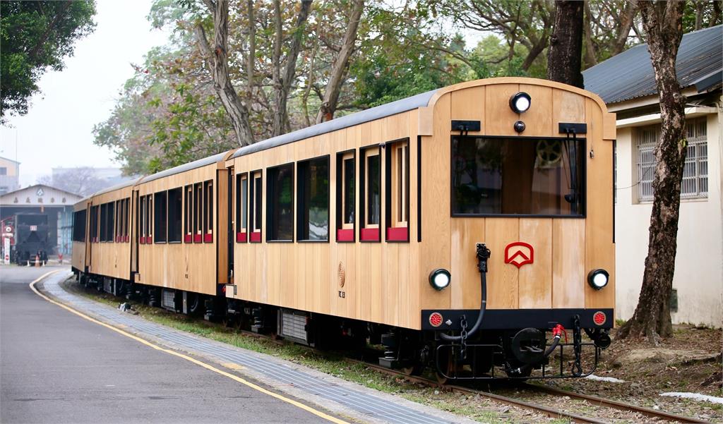 阿里山林業鐵路全新一代台灣檜木車廂「福森號」登場。圖／林鐵及文資處提供