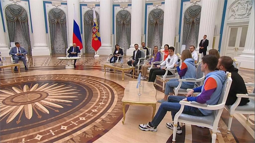 俄羅斯找來烏克蘭小女孩在國營電視台節目上，表達對俄羅斯的忠誠。圖／翻攝自AP Direct