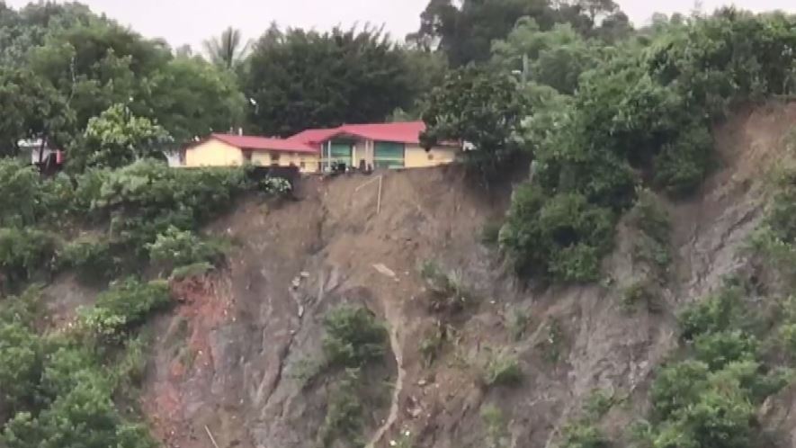 豪雨狂下前院不見 邊坡塌民宅門口見斷崖