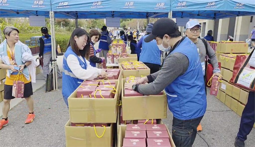 金門馬拉松發「高粱酒」給未成年惹議 縣府承諾：會加強查核