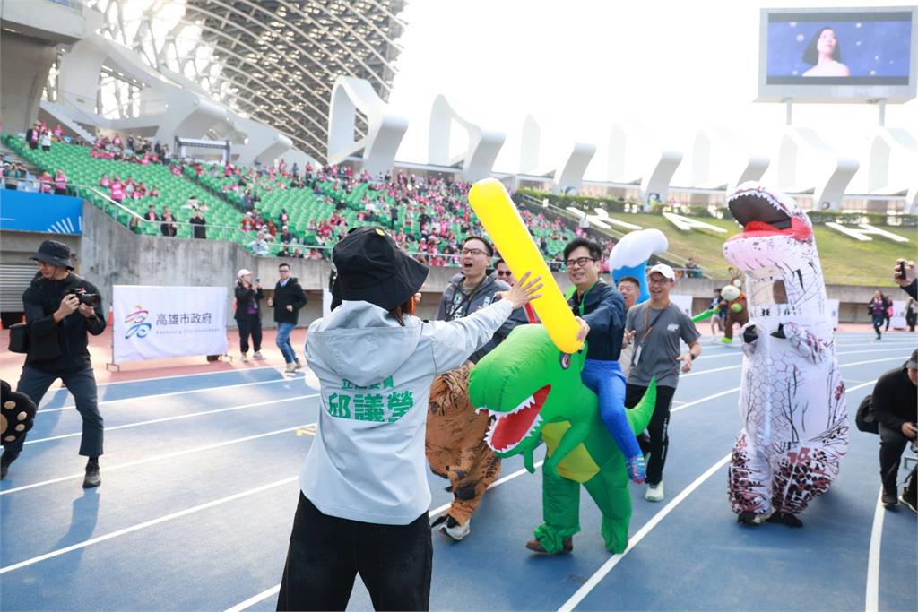 馬拉松現場「接棒陳其邁」　邱議瑩衝到終點喊：高雄贏！