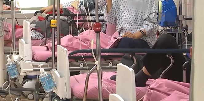南韓最新研究顯示，9成染疫康復者表示自己出現一種以上的後遺症。圖：翻攝自YouTube／Arirang News