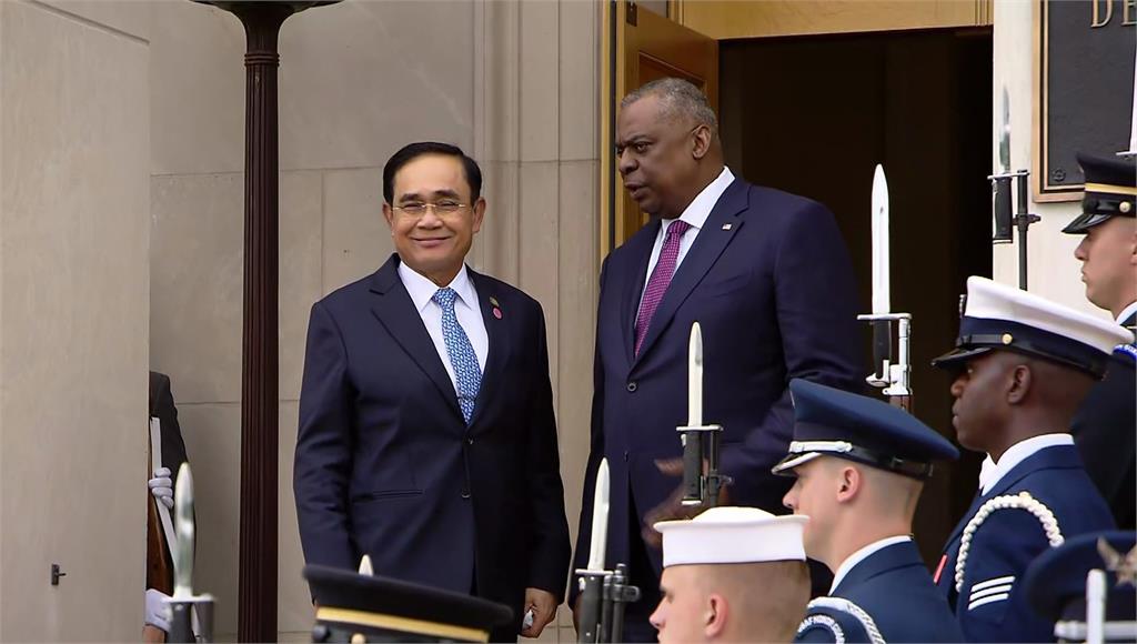 泰國總理帕拉育宣布退出政壇（左）。圖／路透社、CNN