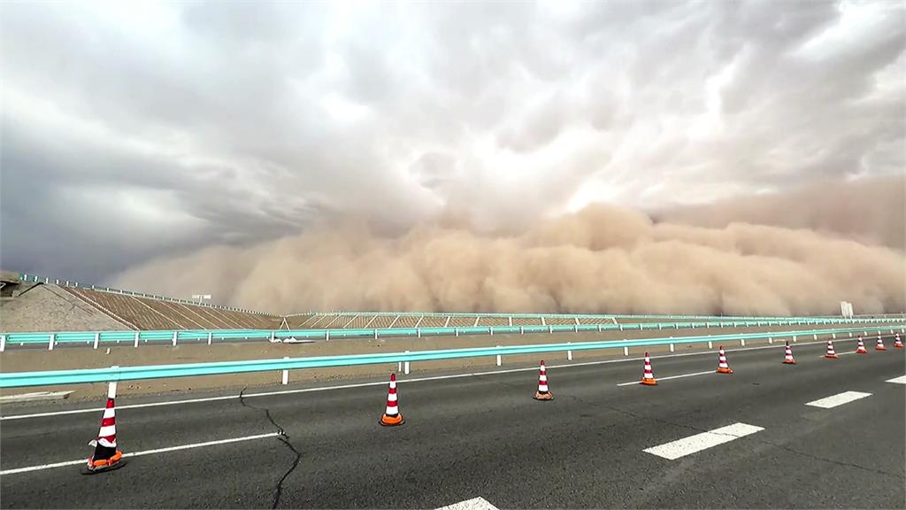 沙塵暴強襲新疆。圖／美聯社