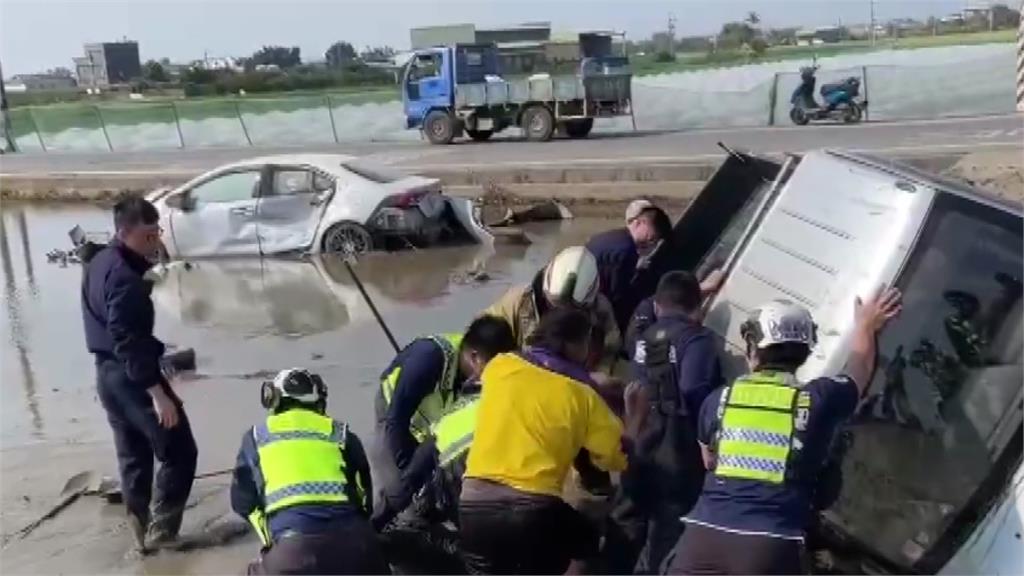 嘉義水上2車對撞翻落入田地 夫腦重創、妻一度失呼吸心跳