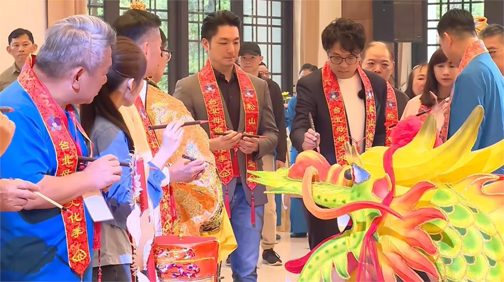 蔣萬安、沈伯洋同框伴蕭美琴參拜  沈伯洋新造型曝 