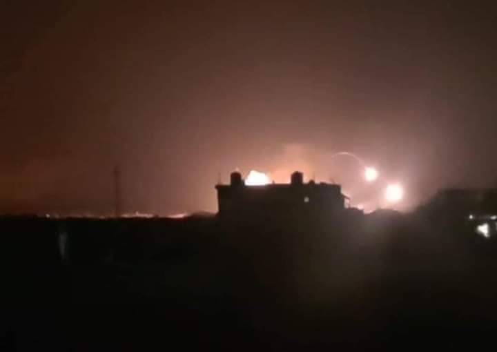 以色列空襲敘利亞軍事基地。圖／翻攝自推特@nourabohsn