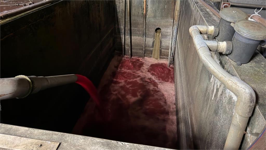 血流成河！福伯食品偷排屠宰廢水遭抓包　環保局重罰勒令停工