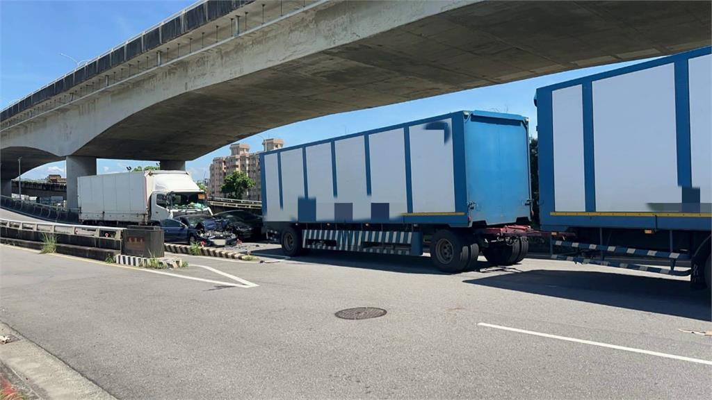 大貨車下匝道煞車不靈 三輛自小客車慘變「夾心餅乾」