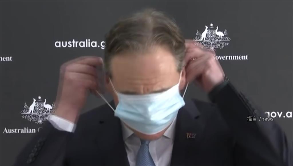 澳洲衛生部長亨特親自示範戴口罩，卻變成眼罩。圖：台視新聞