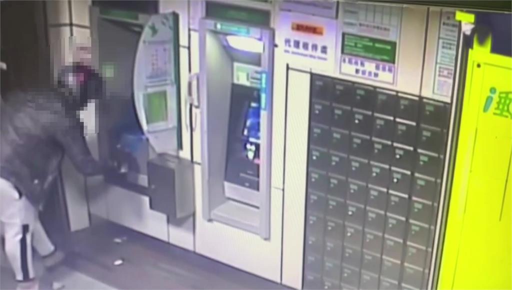 永和出現噴漆怪客，多台ATM遭惡意塗鴉。圖／台視新聞