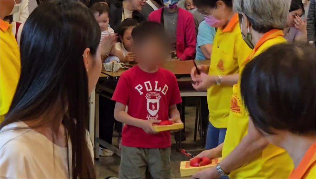 神明眷顧！男童「連8聖筊」贏過1.6萬人 抱回汽車大獎