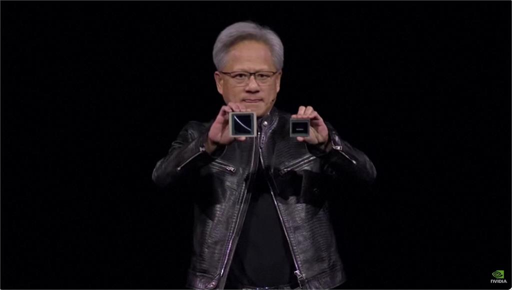 黃仁勳介紹輝達最新款的人工智慧晶片。圖／路透社