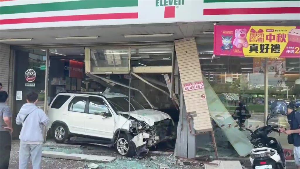 疑疲勞駕駛釀禍 桃園女子駕車撞進超商