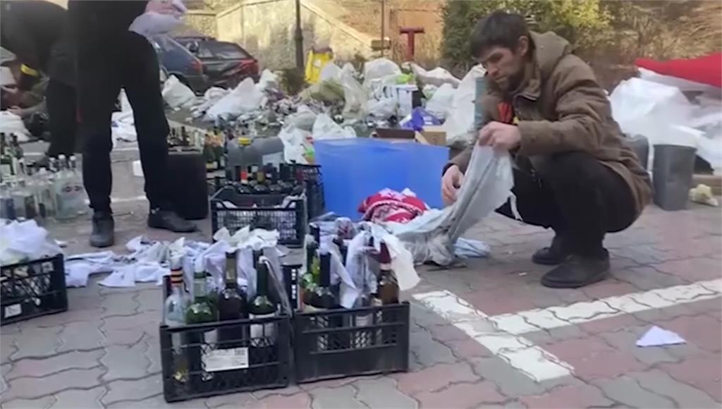 烏克蘭基輔民眾總動員，把家中的空瓶全拿出來，製作汽油彈加強防衛。圖／翻攝自AP Direct