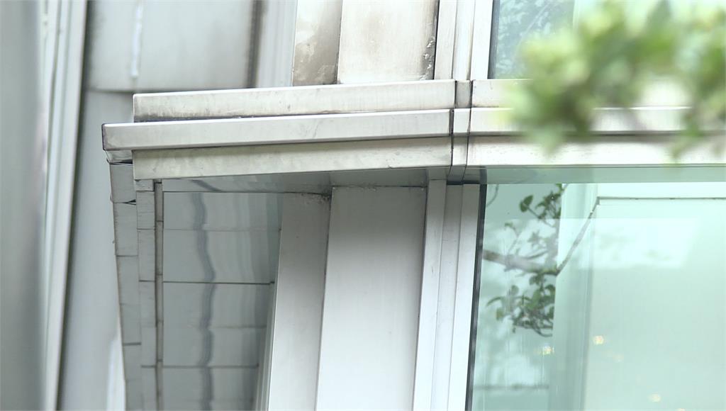 霍諾德攀101掀模仿潮！ 屋簷疑「被掰彎下垂且縫隙大」 