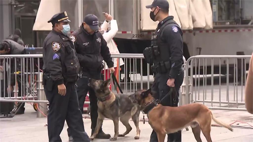 歐美大城跨年夜維安升級，包括狙擊手在內的反恐小組、偵爆犬等都要用上。圖／路透社、CNN
