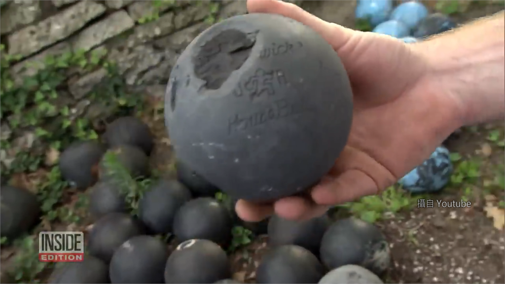 美國男修整房子，意外發現「古董保齡球」。圖／翻攝自Inside Edition YouTube