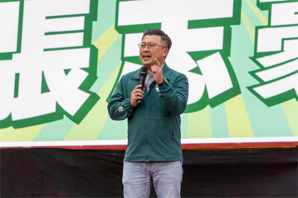 民進黨新聞輿情部主任兼發言人張志豪遭控上酒店。圖／翻攝自FB@chih.hao2017
