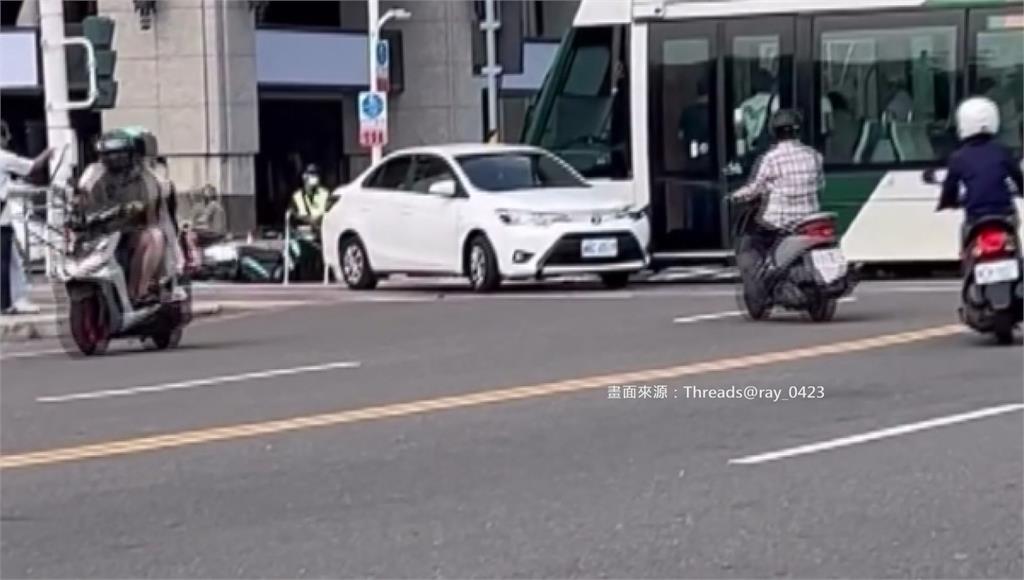 高雄輕軌又被撞！轎車闖紅燈猛撞前輪卡住 肇事駕駛輕傷送醫