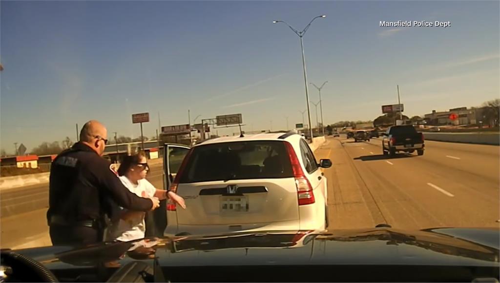 美國德州一名女駕駛路途中口香糖突然卡在喉嚨，所幸遇上公路員警，使出哈姆立克法救援。圖／CNN
