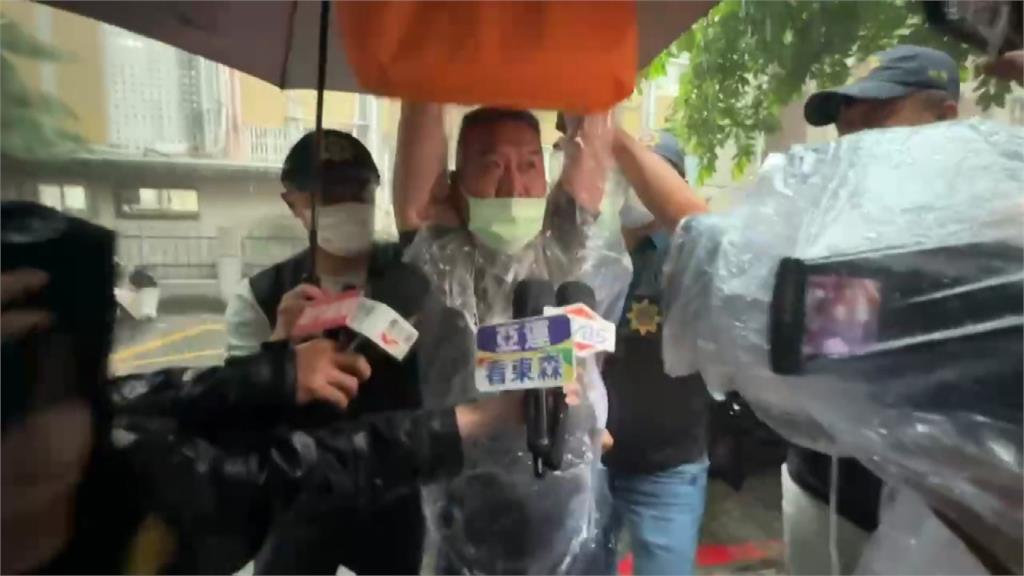 小黃司機開車撞北檢 舉雙手喊「司法已死」拒保遭聲押