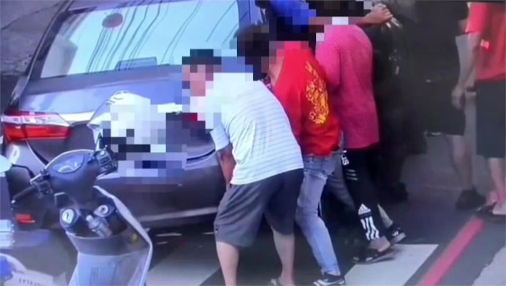 警號召8路人抬車拉出老翁。圖／台視新聞