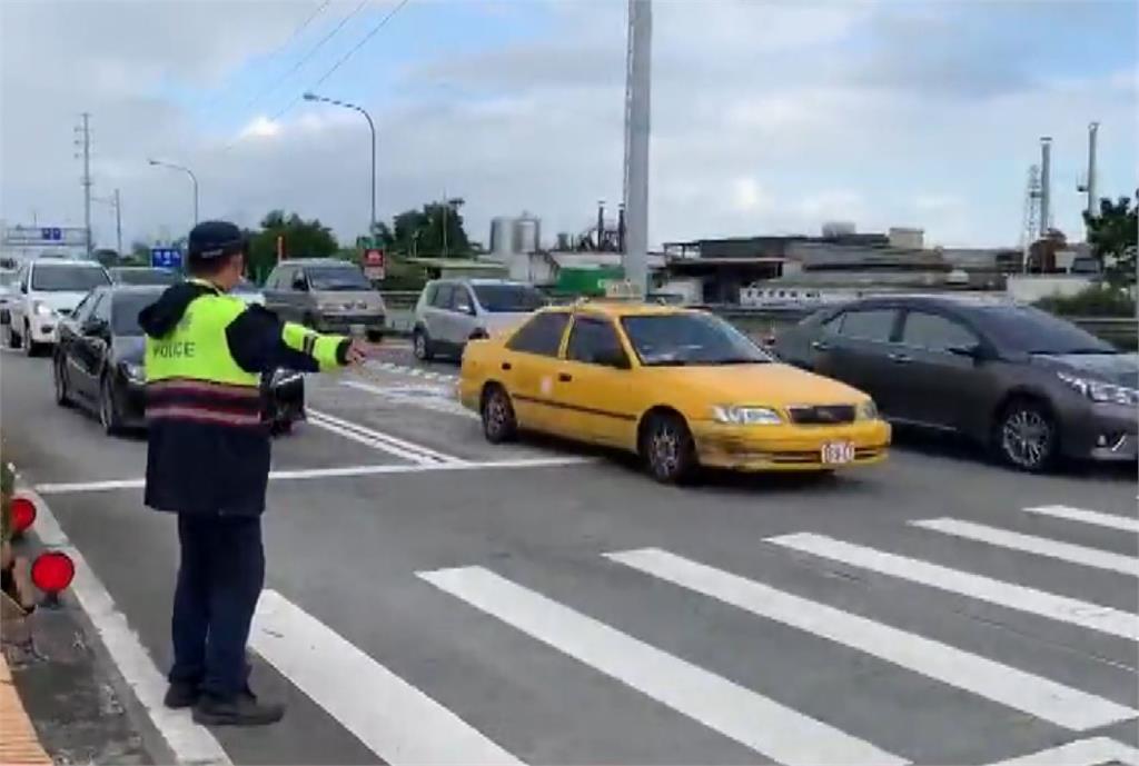 連假掀起一波出遊潮，國道湧現許多車輛。圖：台視新聞