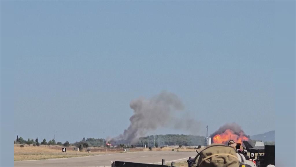 希臘航空展驚傳墜機！F-4幽靈戰機墜毀成火球　2飛官生死未卜