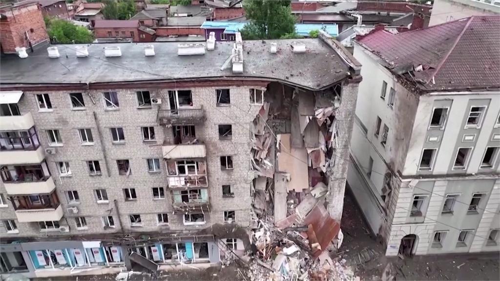 俄羅斯空襲卡爾可夫一處住宅區。圖／路透社