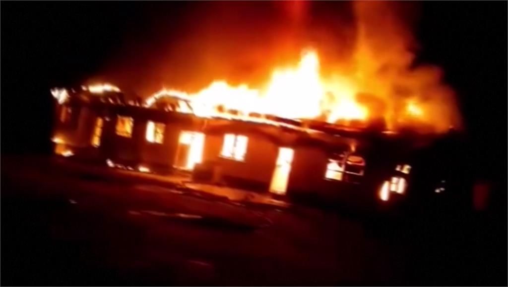 蓋亞那中學宿舍發生火災。圖／路透社、美聯社