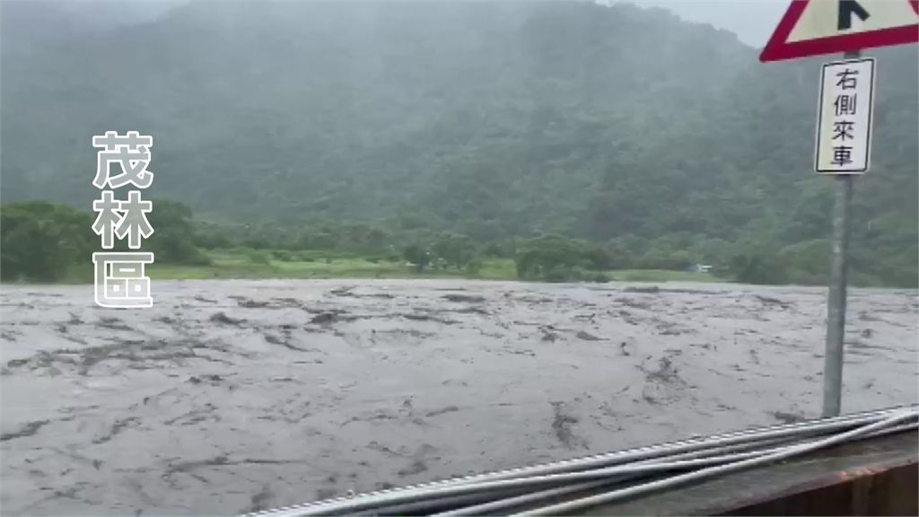 高雄茂林區情人谷溪水暴漲 那瑪夏區大橋封閉